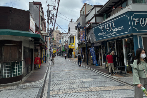 一本さんのもう一つの顔:横須賀の“異空間”「どぶ板通り商店街」の魅力に迫る!