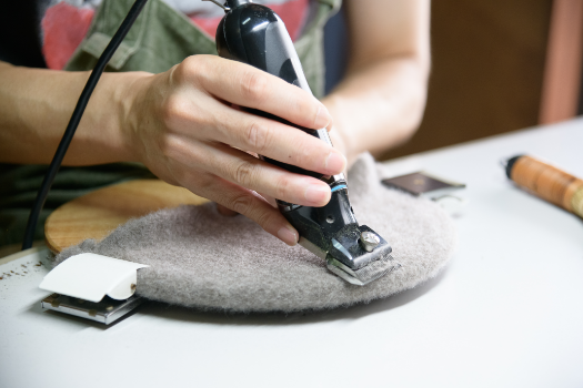 老舗帽子店・YOKOI BERETの手仕事 ― ウール帽子ができるまで