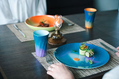 「料理がなくても食卓がアートになる」。山中漆器から生まれた新ブランド「iroikoi」は、加賀・山中温泉の風景を器に映したシリーズです。晩夏・鶴仙渓・雪景色。色のにじみや表情はすべて異なり、まるで自然の移ろいを手に取るよう。食卓に並べれば日常が特別になり、インテリアとしても楽しめる器です。