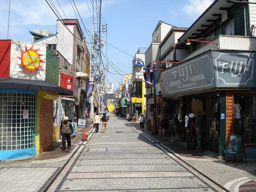 一本さんのもう一つの顔：横須賀の“異空間”「どぶ板通り商店街」の魅力に迫る！