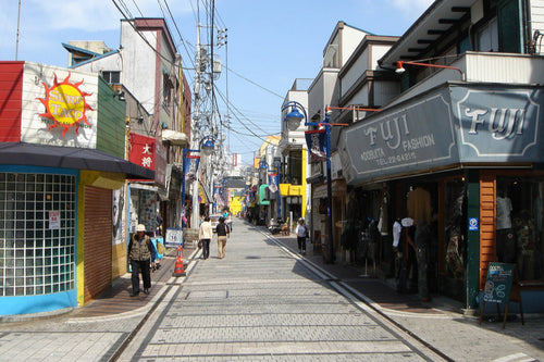 一本さんのもう一つの顔：横須賀の“異空間”「どぶ板通り商店街」の魅力に迫る！